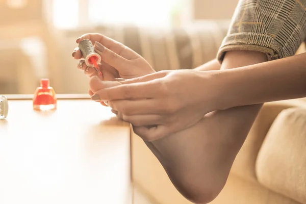 Young Barefoot Woman Keeping One Feet Table While Painting Toenails — Stock Photo, Image
