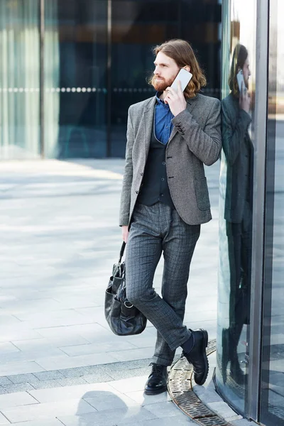 Bebaarde Zakenman Formalwear Met Zwarte Leren Tas Praten Mobiele Telefoon — Stockfoto