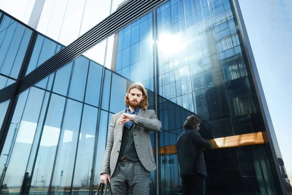 Jeune Homme Affaires Sérieux Barbu Regardant Montre Bracelet Tout Sortant — Photo