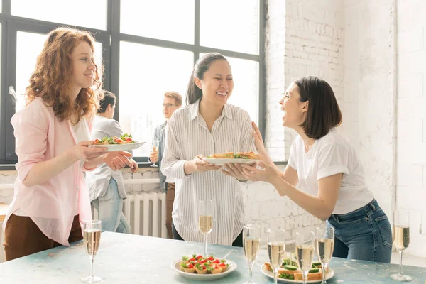 Deux Filles Riantes Tenue Décontractée Leur Ami Debout Table Tout — Photo