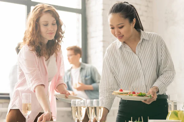 Deux Jolies Filles Décontractées Mettant Des Collations Maison Sur Table — Photo