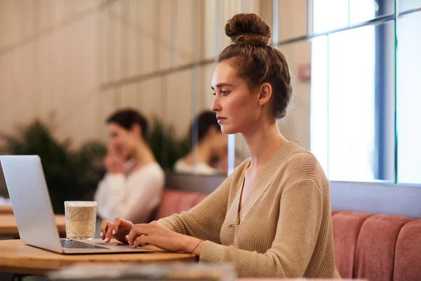 Jonge Serieuze Zakenvrouw Concentreren Werk Terwijl Zittend Door Tafel Voor — Stockfoto