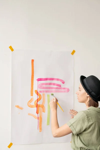 Jonge Elegante Vrouwelijke Kunstenaar Met Penseel Stand Vel Papier Muur — Stockfoto