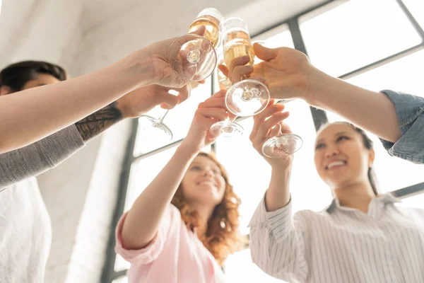 下面查看年轻的跨文化朋友 用香槟与长笛闪烁 同时为生活活动做祝酒 — 图库照片