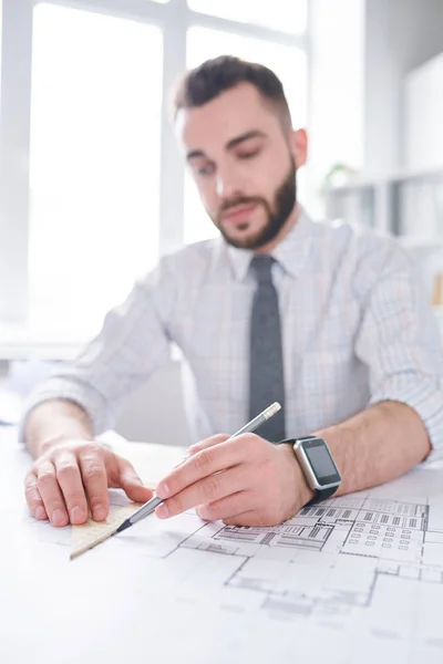 Ingeniero Contemporáneo Ropa Formal Sentado Junto Escritorio Oficina Mientras Trabaja —  Fotos de Stock