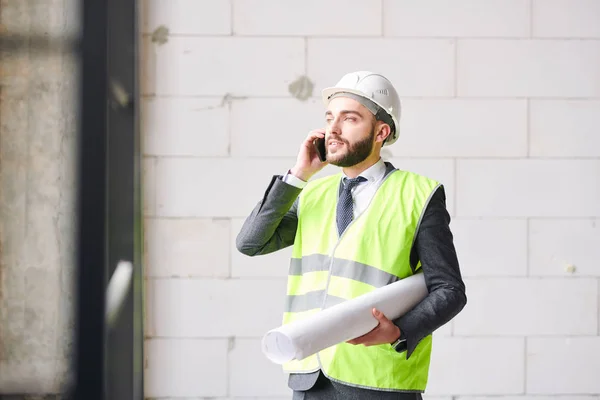 Pewny Siebie Inżynier Jednolitym Hardhat Konsultacji Klienta Lub Rozmowy Kolegą — Zdjęcie stockowe