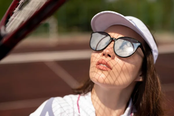 Young Tennis Player Sunglasses Looking Upwards While Catching Ball Sunny — Stock Photo, Image