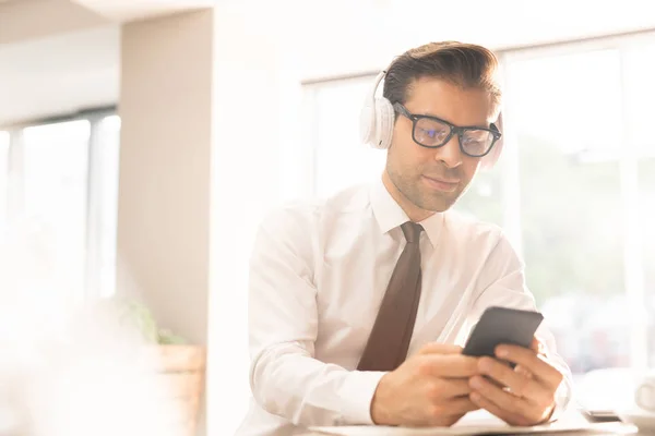 Jovem Empreendedor Elegante Fones Ouvido Óculos Camisa Branca Gravata Marrom — Fotografia de Stock