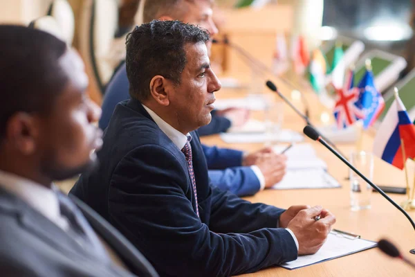 Érett Arab Férfi Küldötte Fejrevalók Beszél Mikrofonnal Miközben Beszédet Üzleti — Stock Fotó