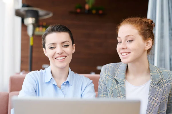 Fröhlich Positive Junge Unternehmerinnen Zufrieden Mit Umfrageergebnissen Mit Modernem Laptop — Stockfoto