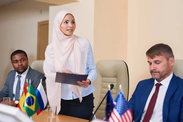 Unga Muslimska Kvinnliga Hijab Göra Rapport Vid Konferensen Stående Framför — Stockfoto