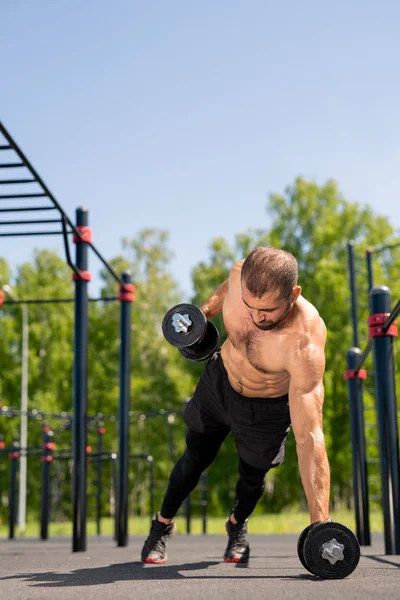 Jonge Topless Bodybuilder Met Zware Barbells Leunend Linker Arm Beide — Stockfoto