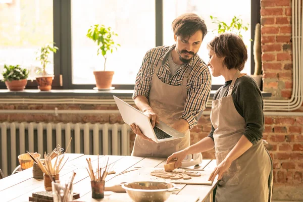 Uno Los Diseñadores Cerámica Con Ordenador Portátil Que Muestra Colega — Foto de Stock