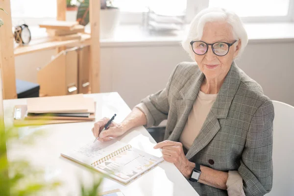 Anciana Mujer Negocios Con Pelo Blanco Anotando Plan Día Trabajo — Foto de Stock