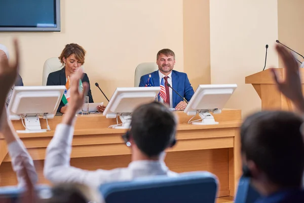 Feliz Joven Delegado Ropa Formal Mirando Público Con Sonrisa Mientras — Foto de Stock