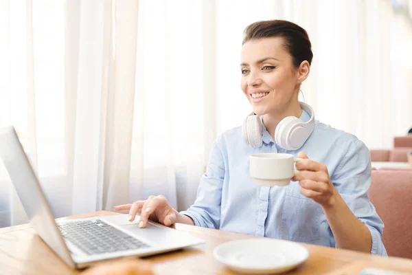 Feliz Confiante Jovem Freelancer Blusa Sentada Mesa Usando Laptop Enquanto — Fotografia de Stock