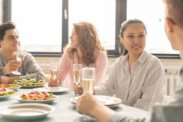 Deux Jeunes Couples Amicaux Avec Champagne Parlant Table Servie Tout — Photo