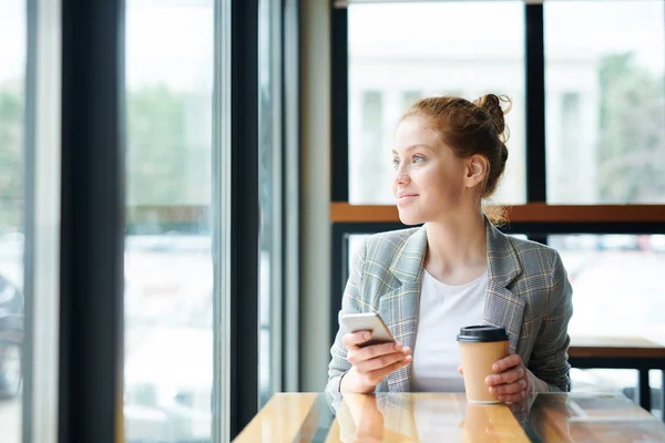 Glücklich Schöne Teenager Mädchen Lässiger Jacke Sitzt Tisch Café Und — Stockfoto