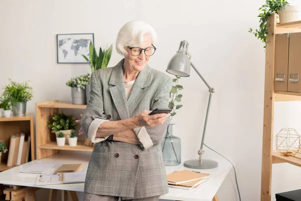 Empresária Sênior Contemporânea Com Smartphone Mesa Enquanto Envia Mensagens Notificação — Fotografia de Stock