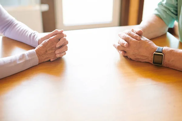 Mãos Marido Mulher Madura Contemporânea Sentados Mesa Madeira Oposta Outro — Fotografia de Stock