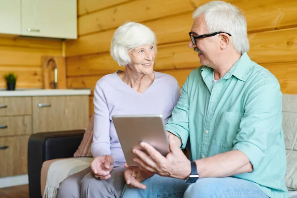 Glückliche Senioren Freizeitkleidung Diskutieren Online Daten Oder Videos Auf Dem — Stockfoto
