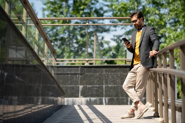 Hombre Casual Joven Pantalones Vaqueros Beige Jersey Amarillo Chaqueta Azul — Foto de Stock