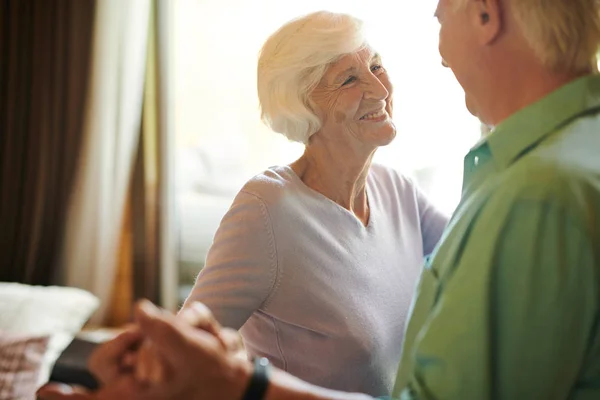 Vrolijke Leeftijd Vrouw Met Wit Haar Kijken Naar Haar Man — Stockfoto