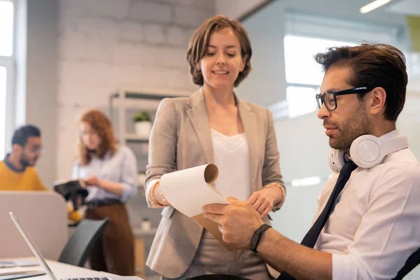 Positive Junge Geschäftskollegen Betrachten Skizze Während Sie Projekt Modernem Büro — Stockfoto