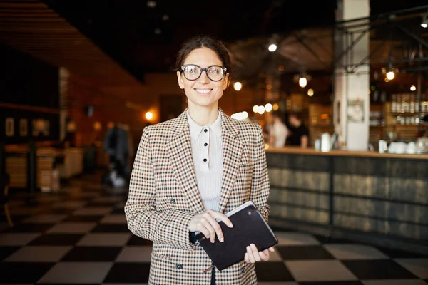 Szczęśliwa Młoda Elegancka Bizneswoman Notebooka Stoi Przez Wejście Własnej Restauracji — Zdjęcie stockowe