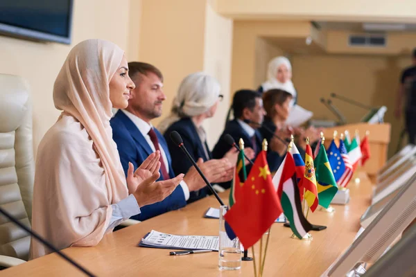 Junge Weibliche Delegierte Hijab Und Ihre Ausländischen Kollegen Applaudieren Dem — Stockfoto