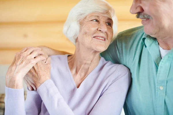 Felices Esposos Casuales Maduros Mirándose Con Sonrisas Mientras Relajan Juntos — Foto de Stock