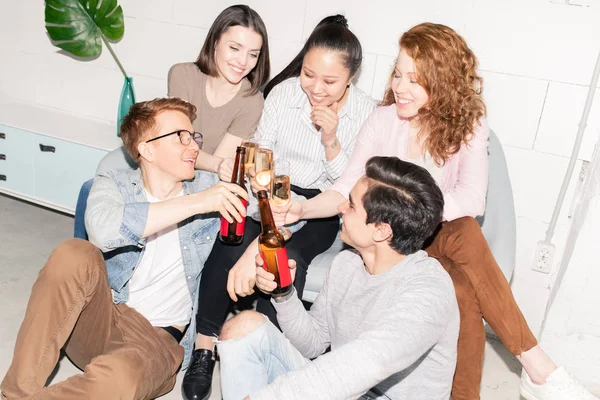 Jóvenes Amigos Interculturales Alegres Brindando Con Cerveza Champán Mientras Divierten — Foto de Stock