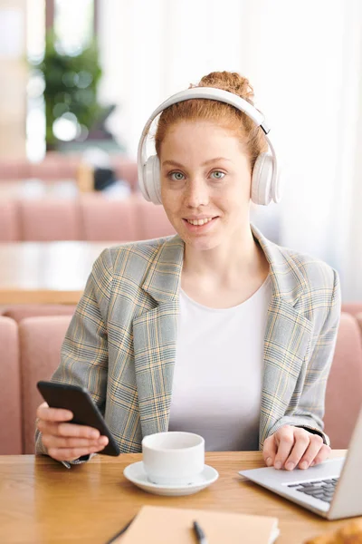 Portrait Cheerful Beautiful Redhead Teenage Student Wireless Headphones Sitting Table — Stock Photo, Image