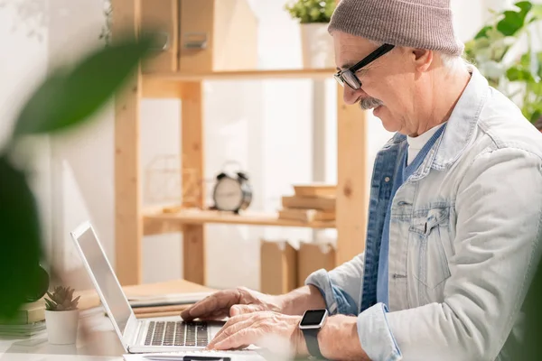 Oldal Kilátás Ból Véletlen Érett Tervező Látszó Laptop Bemutatás Rövid — Stock Fotó