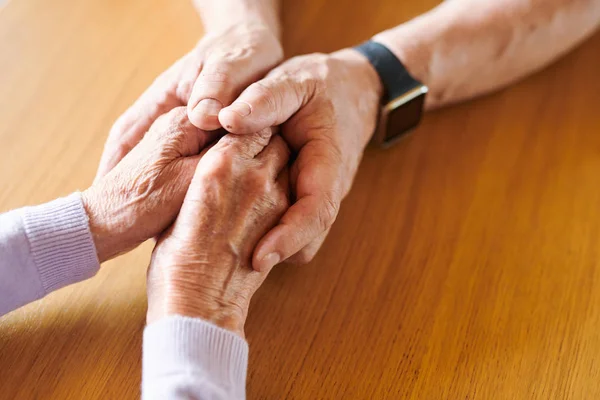 Руки Пожилой Женщины Руках Поддерживающего Мужа Утешающего Трудный Период Семейной — стоковое фото