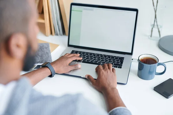 Mãos Jovem Empresário Móvel Teclado Laptop Durante Trabalho Sobre Novo — Fotografia de Stock