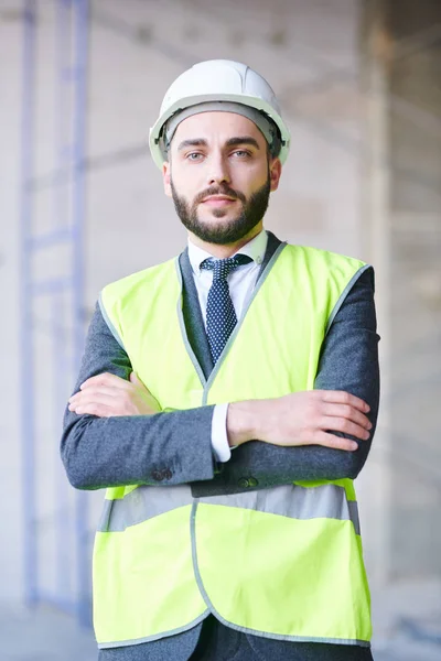 Jovem Empresário Cruzado Uniforme Capacete Proteção Frente Câmera Por Parede — Fotografia de Stock