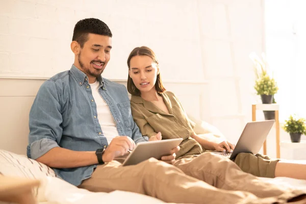 Ung Man Med Tablet Och Hans Vackra Hustru Med Laptop — Stockfoto