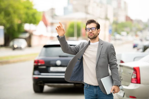 Zeitgenössischer Junger Mann Mit Laptop Steht Mit Erhobenem Arm Straßenrand — Stockfoto