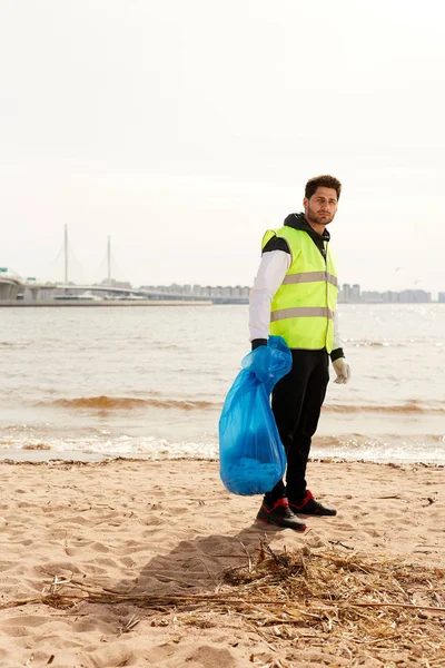 Jonge Man Uniform Holding Blauwe Zak Met Rotzooi Tijdens Het — Stockfoto