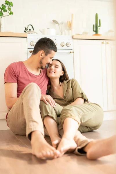 Feliz Jovem Amoroso Homem Mulher Casualwear Sentado Chão Cozinha Pelo — Fotografia de Stock