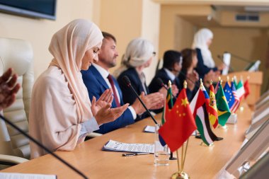Çağdaş kültürlerarası delegeler denoluşan grup, konferansta rapor yaptıktan sonra konuşmacılardan birine el çırpıyor