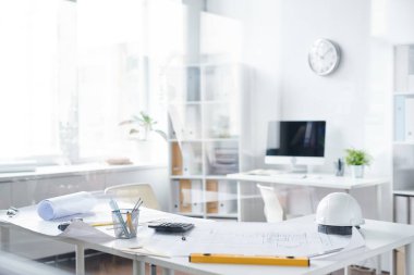 Plan, kask, el aletleri, kalem ve hesap makinesi ile ofiste çağdaş mühendis İşyeri