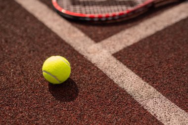Spor oyun alanı ve gölgesi beyaz çizgi ile sarı tenis topu