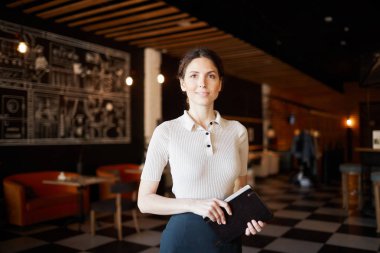 Lüks restoran Pretty genç kendinden emin sahibi kamera önünde dururken parti olay önce yeni misafirler bekliyor