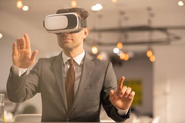 Finansal güncellemelerin sunumyaparken sanal diyagramı işaret eden vr gözlük ve takım elbise genç başarılı tüccar