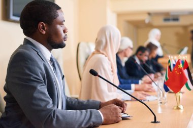 Genç ciddi Afro-Amerikan delege ve yabancı meslektaşım raporu dinleme siyasi forumkatılımcı