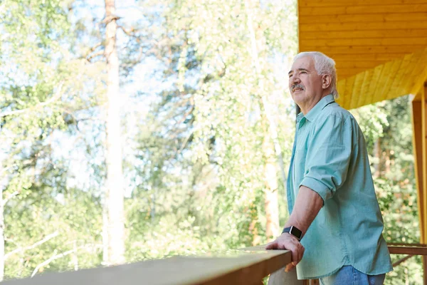 Ein Älterer Grauhaariger Mann Blauem Hemd Steht Einem Sonnigen Tag — Stockfoto