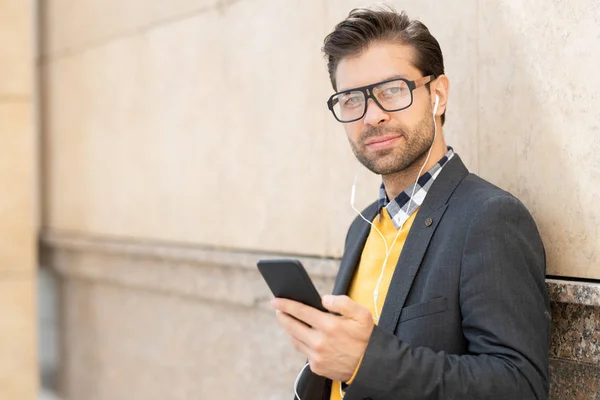 Junger Mann Schicker Freizeitkleidung Brille Und Kopfhörer Der Draußen Smartphone — Stockfoto