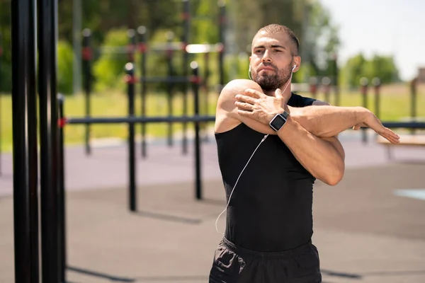 Spor Tesislerinin Arka Planda Egzersiz Yaparken Sağ Kolu Germe Eşofman — Stok fotoğraf